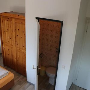 Budget Zimmer mit Kingsize-Bett